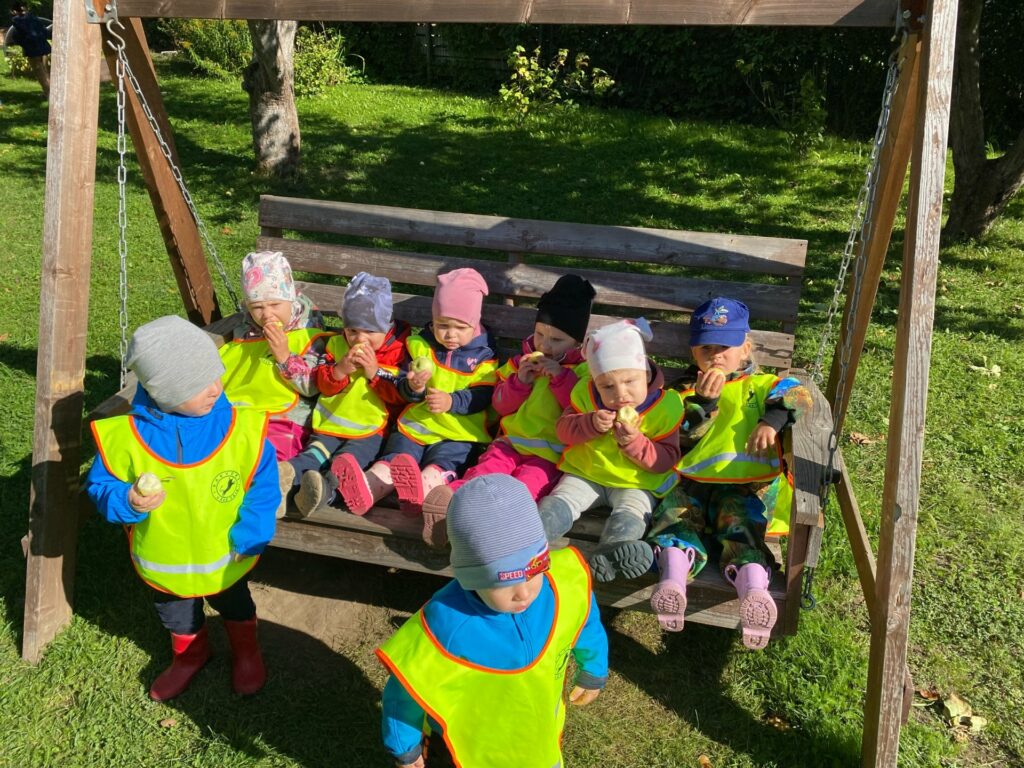 Külas lasteaias, kus on suur õunaaed