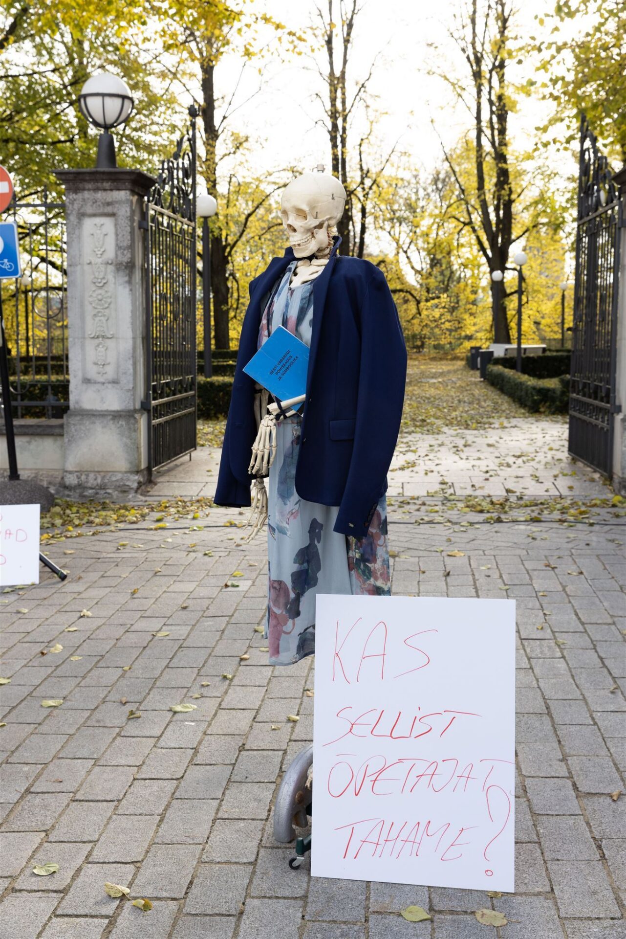 „Seiske enda eest!“  – õpetajate toetajad nõudsid valitsuselt sõnapidamist ja õpetajate palga tõstmist