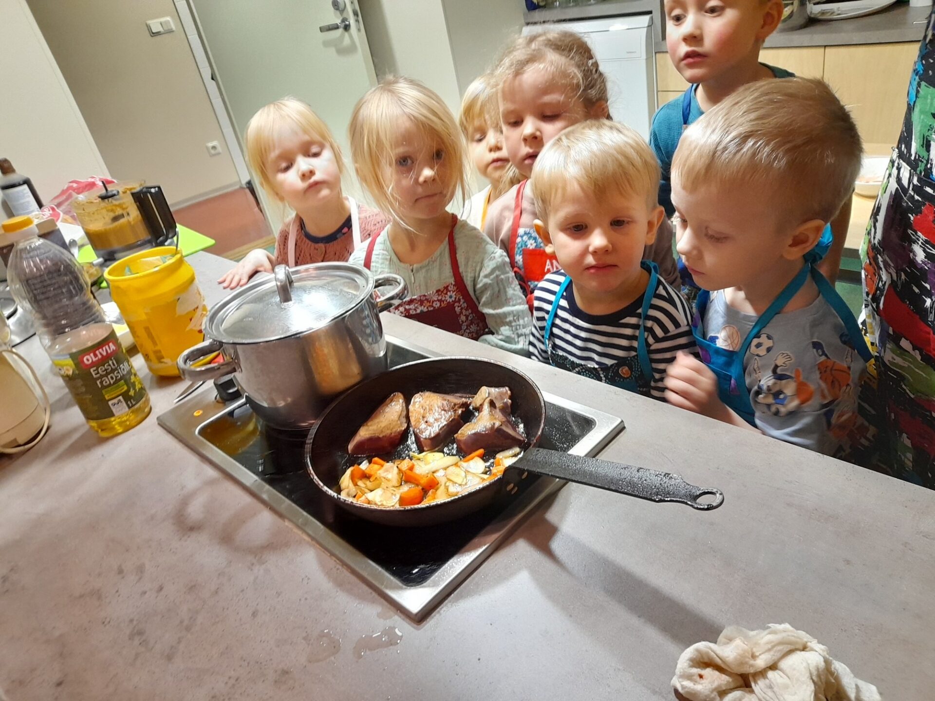 Jõulude eel Kelmiküla lasteaia õppeköögis