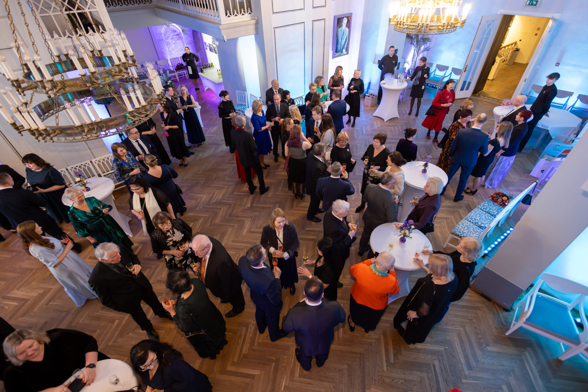 Justkui saateauto Eesti kooli ees