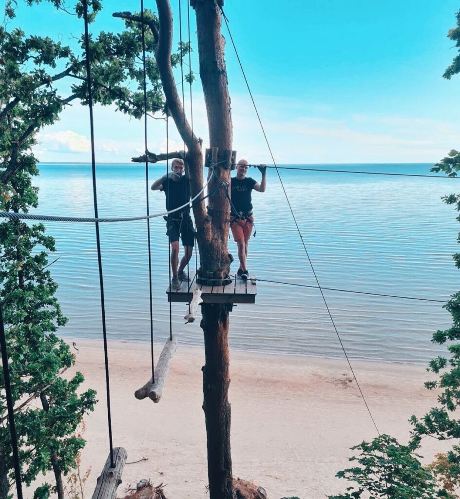 Elamused värskes õhus ootavad sinu klassi Valgeranna seikluspargis