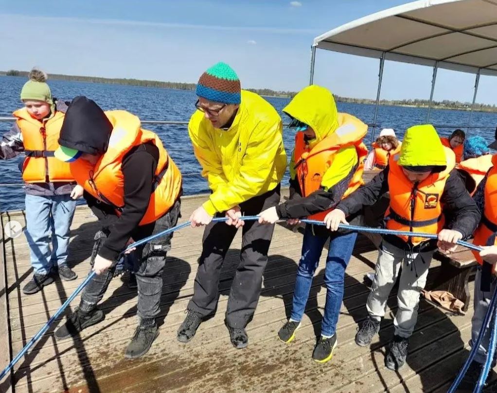 Jääaja Keskuses uuritakse Saadjärve elustikku parvelt ja ranna äärest