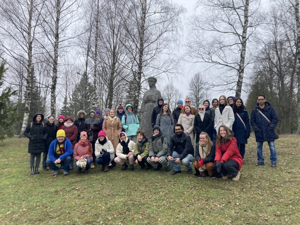 Aken Tartusse ja eesti keelde. Narva üliõpilaste pool semestrit keelerikkust Tartus