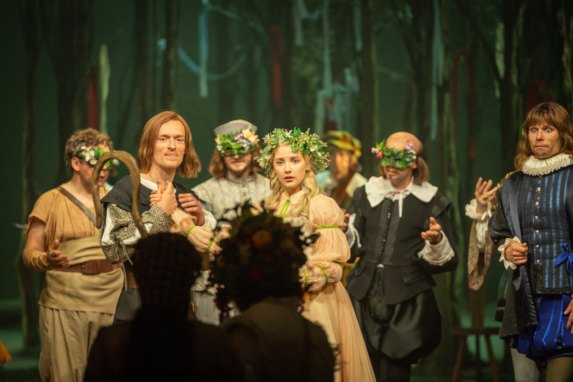 Tallinna Linnateater teeb juubelihooaja alguses kummarduse klassikalisele sõnateatrile