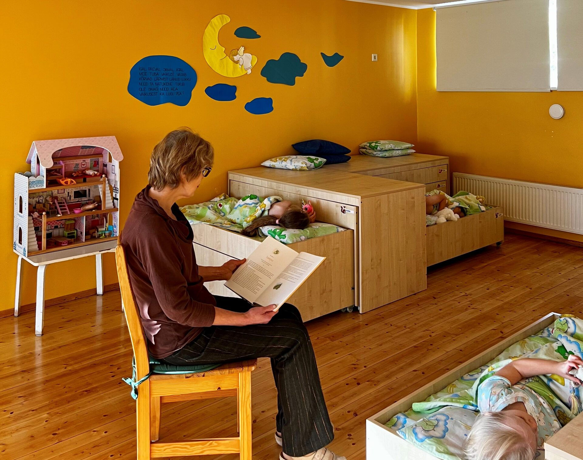 Kas laps peab päeval lasteaias magama?