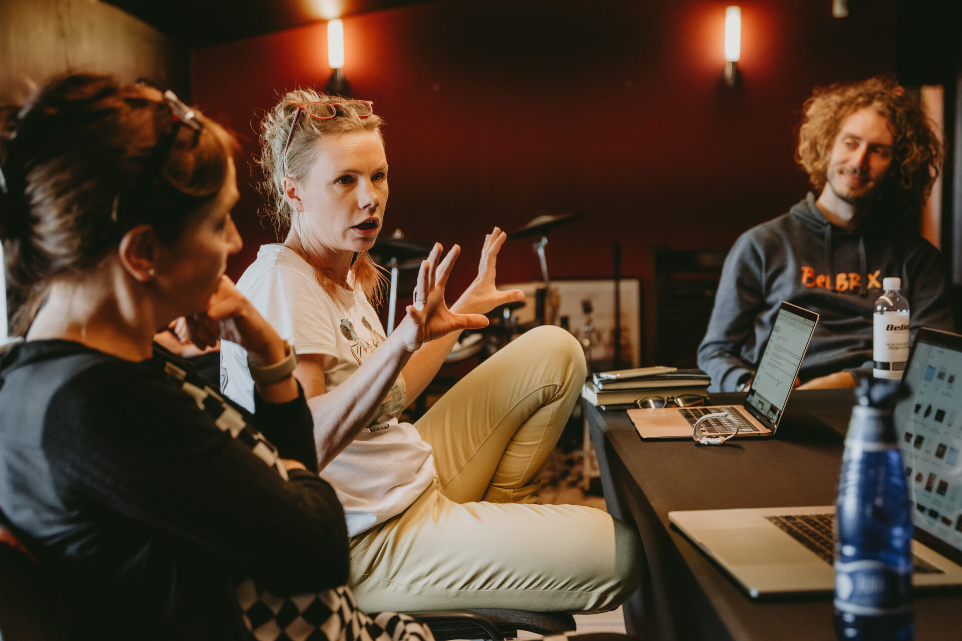 Teater TEMUFI uus noortelavastus näitab, kuidas mängu abil noortele sisukat sõnumit edastada