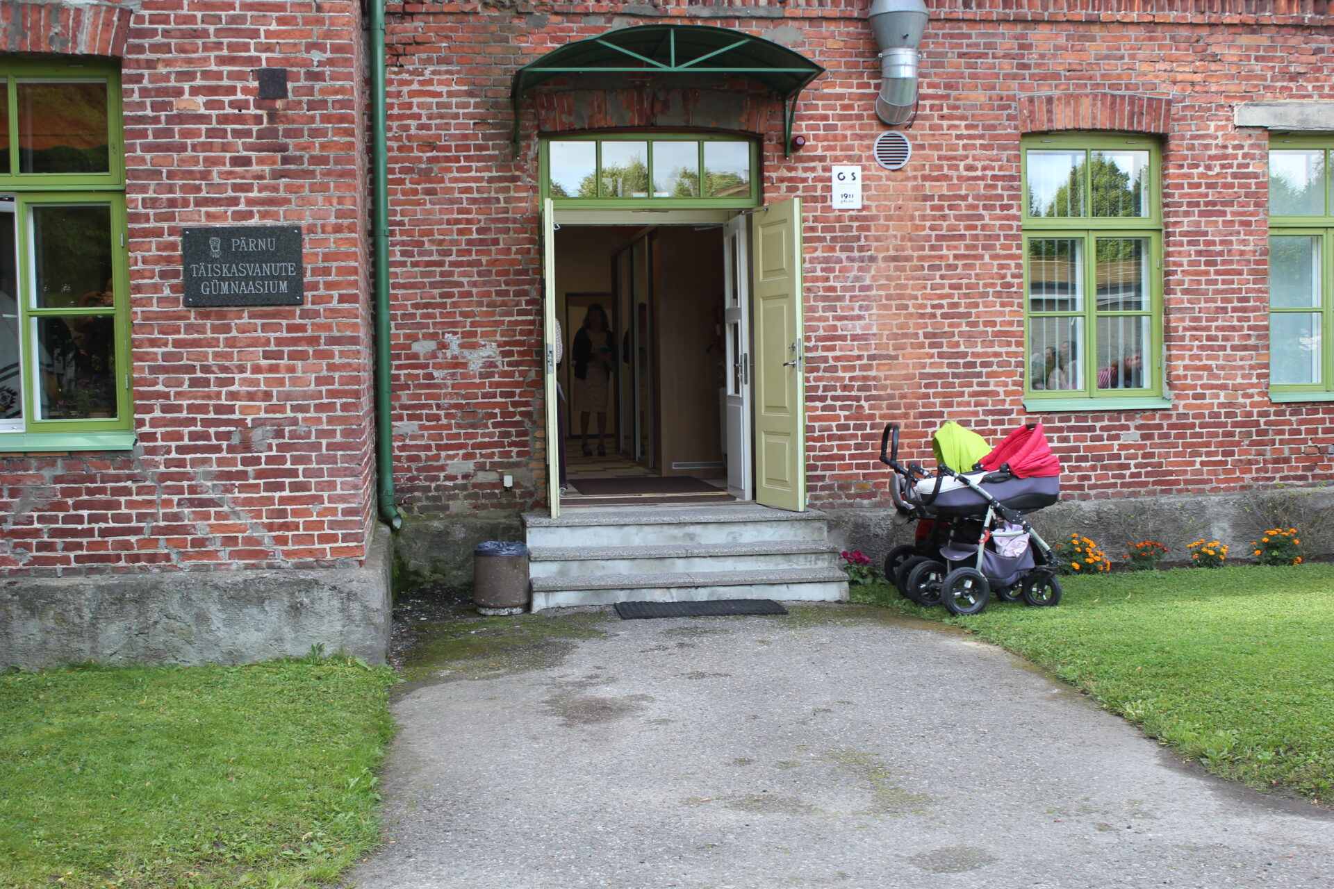 HEV-noored täiskasvanute koolis