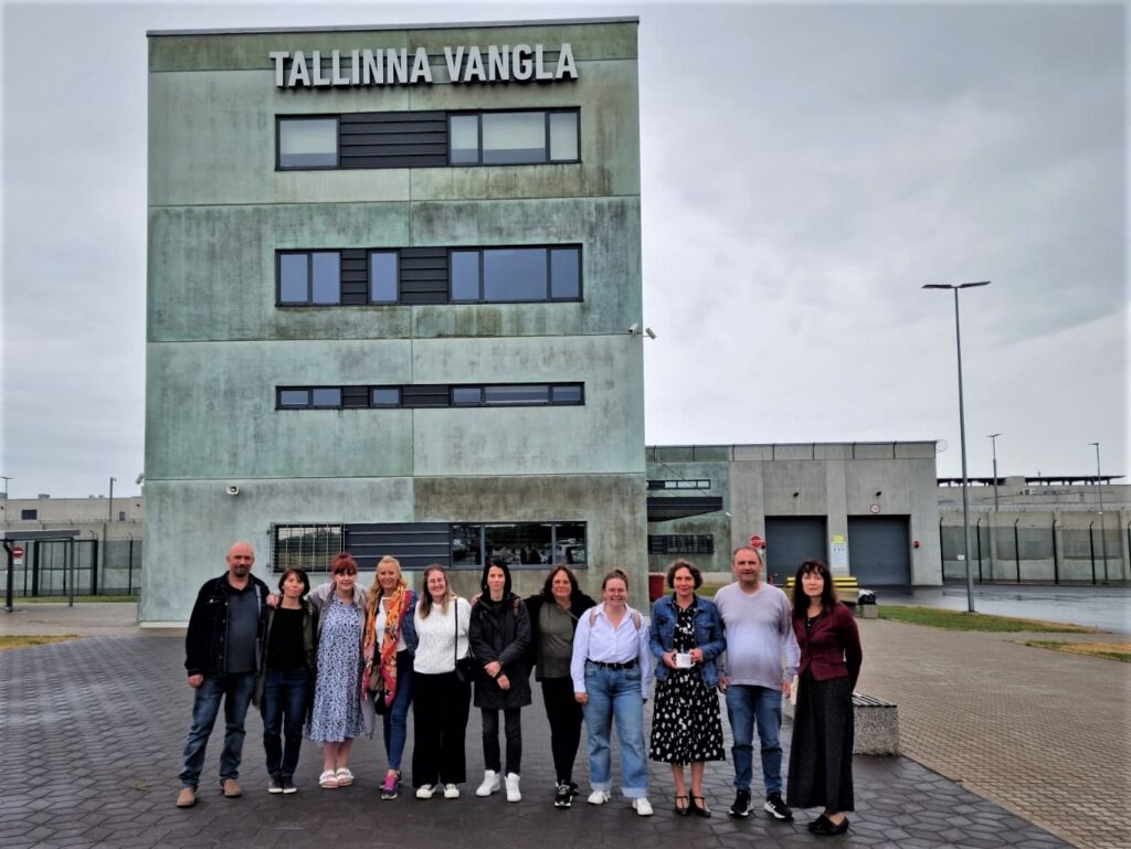 Korda rikkuv kinnipeetav eemaldatakse tunnist. Teist võimalust ei anta