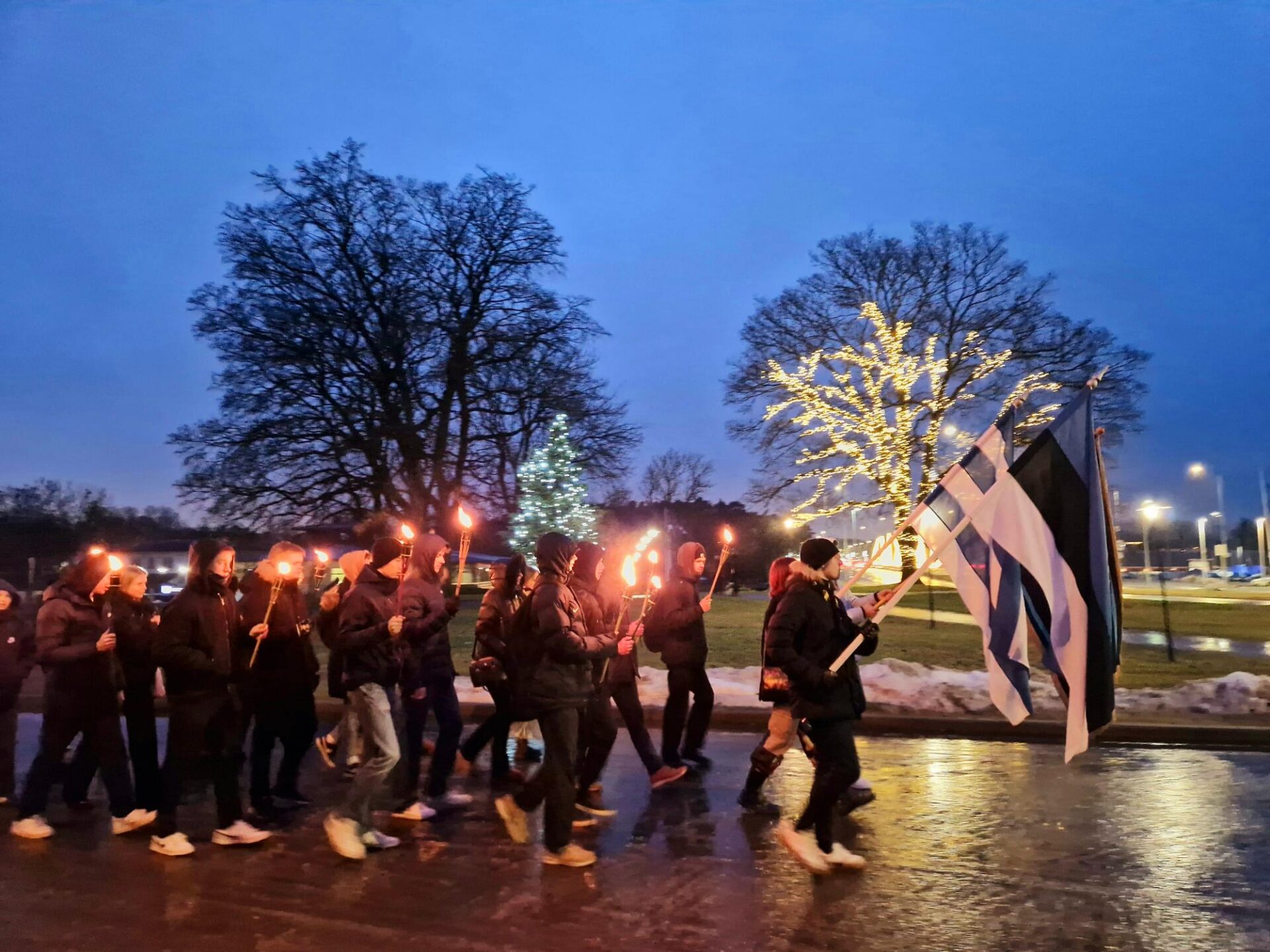 900 last sammus hommikul laternatega kooli poole