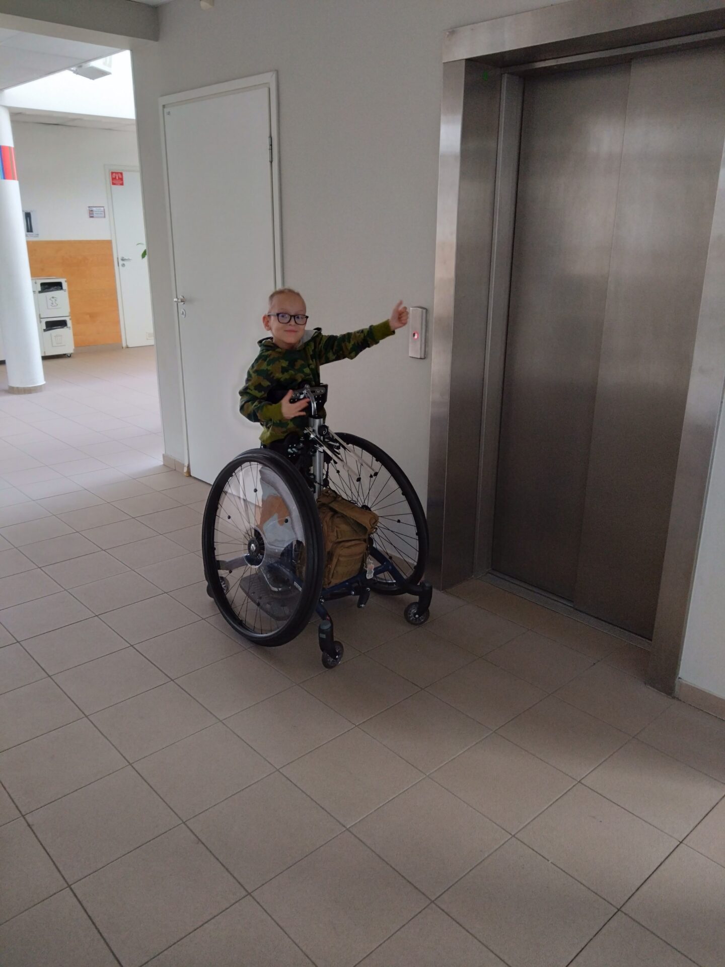 Lugu poisist, kellelt ka liftinupule vajutamine nõuab tohutut pingutust