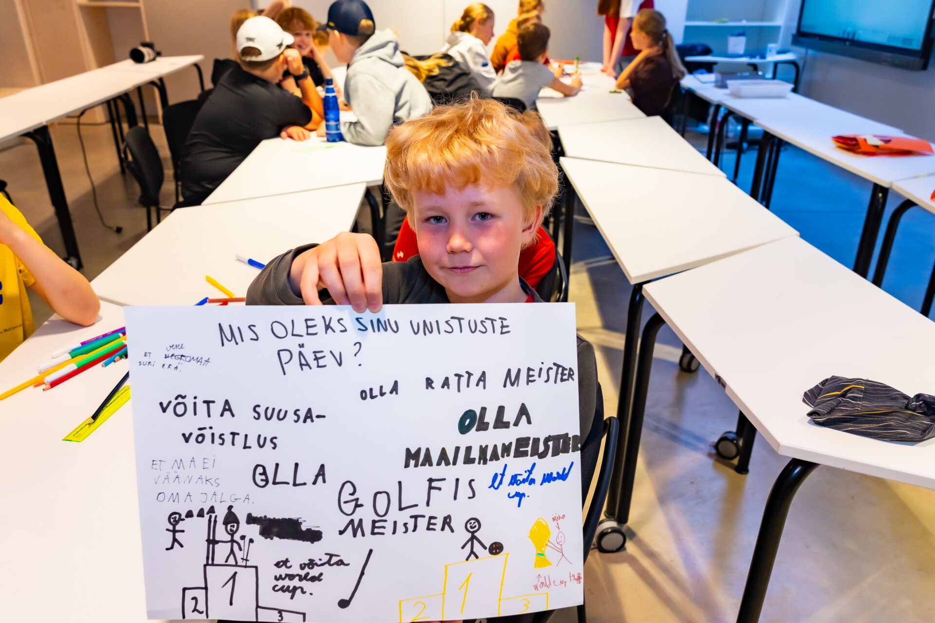 Viimsi Kooli koosõppepäeval loodi Viimsi staadionil 1300 õpilase koostöös kooli logo