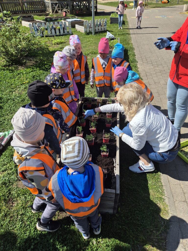 Õpetaja abidest ja assistentidest saavad sügisel abiõpetajad