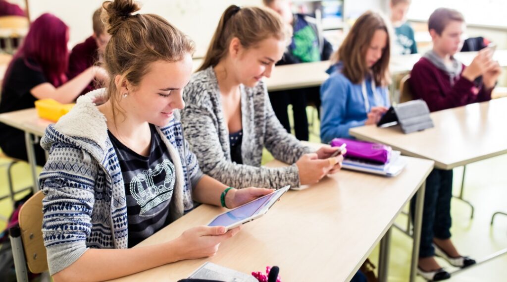 Põhikooli lõpetamise tingimused muutuvad: järeleksamid kaovad, iga noor saab haridusteed jätkata