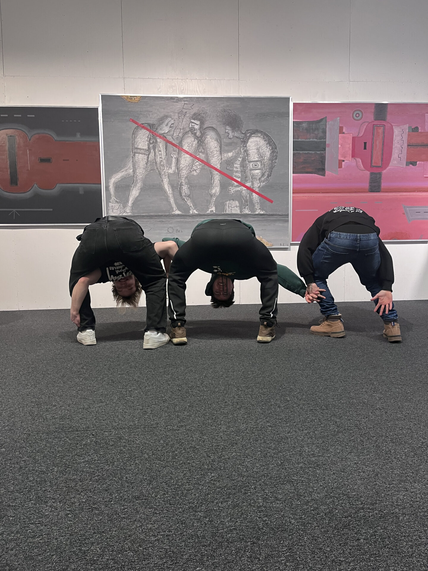 „Surve all“. Kuidas õpetada headust, kui normid teevad haiget