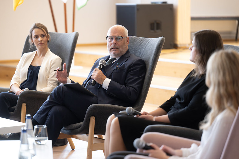 President Karis: ärge jätke mures sõpru tehisaruga üksi