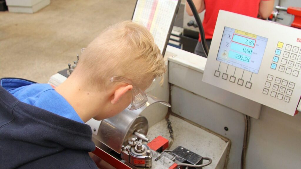 Kool muudetakse hilisteismeliste päevahoiuks